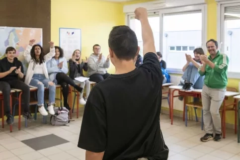 Groupe scolaire Val de Drôme - atelier théâtre avec Christophe Mirabel, comédien et Tao levant le poing