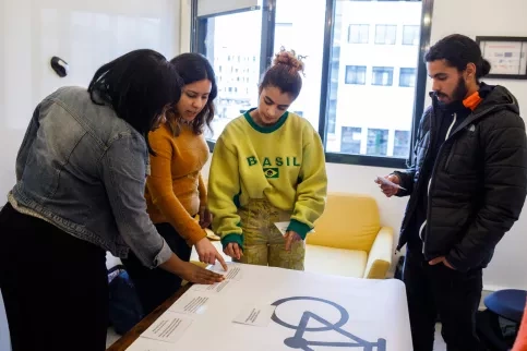 Au Pôle Avenir Emploi - Séance de travail de l'Ouvre boite avec des jeunes debout autour d'une table