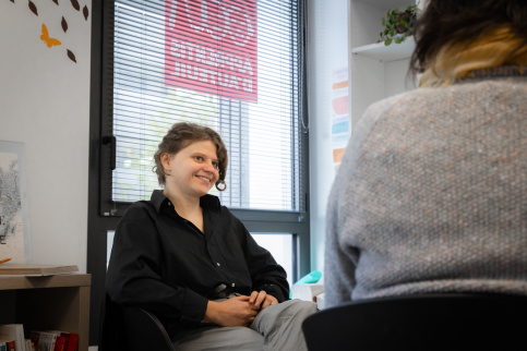 Pôle Avenir Emploi (PAE) de Grenoble. Dispositif La Touline. Discussion entre Elsa (à gauche) et Karine Belfiore (de dos), coordinatrice du dispositif.