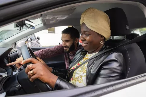  Pôle Avenir Emploi (PAE) de Grenoble. Cours de conduite pour Fatoumata avec Gautier Sonzogni.