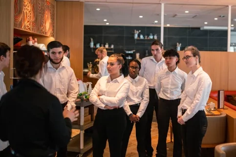 Partenariat avec la Fondation Club Med. Jeunes du dispositif "SKOLA Restauration / La Salle à manger" accueillis au sein du Resort Club Med de Grand Massif Samoëns Morillon en Haute-Savoie afin de découvrir le fonctionnement de ses cuisines et de son service. Ici, sur la partie Service en salle.