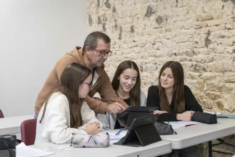 Un éducateur avec 2 jeunes élèves de 3ème
