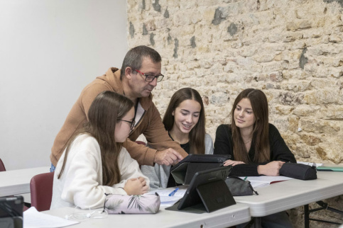 Un éducateur avec 2 jeunes élèves de 3ème