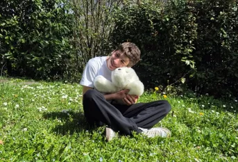 Diego avec Kiri-White, la peluche qui aide les jeunes avec leurs émotions dans le soutien à la santé mentale