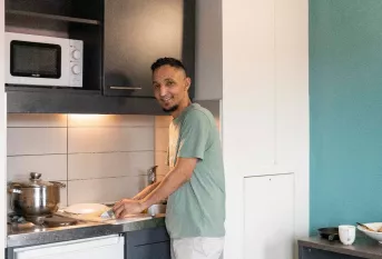 Daoud prépare son repas à la Résidence sociale St-Bruno - Apprentis d'Auteuil à Vaulx en Velin