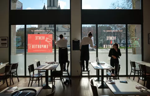  Restaurant d'application La Salle à manger de Lyon, les jeunes installent des affiches
