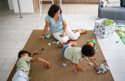 Dispositif Parent'Aise - Alix d'Ornellas, conseillère conjugale et familiale joue avec 2 enfants dont la maman est en entretien avec Christine, sa collègue.