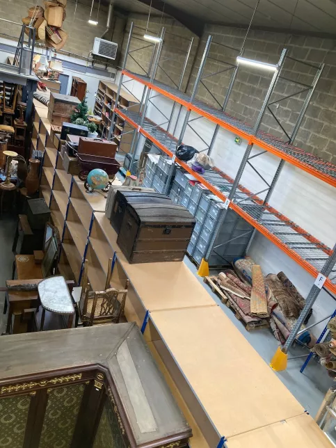 rayonnage et stockage d'objets dans un entrepôt 