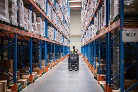 Un engin de logistique au sein d'un entrepôt.