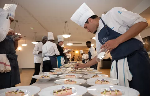 Les jeunes en formation cuisine en train de préparer leurs plats