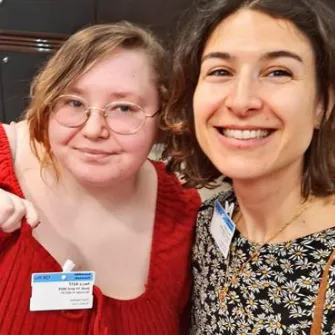 Michelle et Leila à l'assemblée