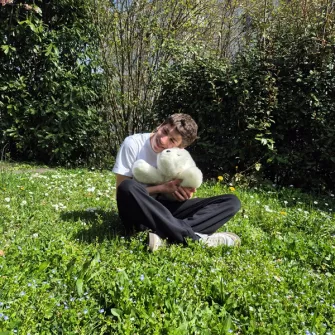 Diego avec Kiri-White, la peluche qui aide les jeunes avec leurs émotions dans le soutien à la santé mentale