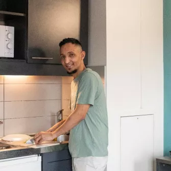 Daoud prépare son repas à la Résidence sociale St-Bruno - Apprentis d'Auteuil à Vaulx en Velin