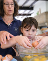 Etablissements Saint-Nicolas, maison Saint-Antoine à Cholet,  Liliana et Sophie Huvelin maitresse de maison préparent un gâteau pour un anniversaire