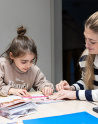 MECS St Augustin, Esperanza fait ses devoirs avec Léa Delassus, éducatrice 