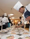 Les jeunes en formation cuisine en train de préparer leurs plats