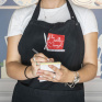 jeune femme portant un tablier de la salle à manger prenant commande