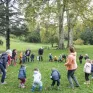 Groupe scolaire Notre-Dame-de-Lourdes - L'école du dehors, avec des parents, des grands-parents, Tout le monde se met en cercle. Nathalie Colmant, référente pédagogique, et Marie-Aude Pegeot Enseignante (en orange).