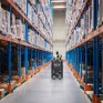 Un engin de logistique au sein d'un entrepôt.