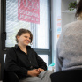 Jeune accompagné par le Touline discute avec une professionnelle