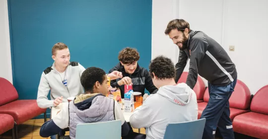 Petit dejeuner à l'internat avec les jeunes du campus et leur éducateur